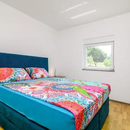 Apartmán In With Terrace, Air Conditioning, W-lan, Washing Machine 5158-2 Medulin