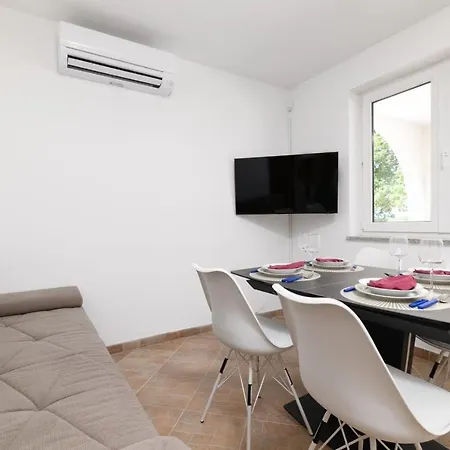 Apartmán In With Terrace, Air Conditioning, W-lan, Washing Machine 5158-2 Medulin